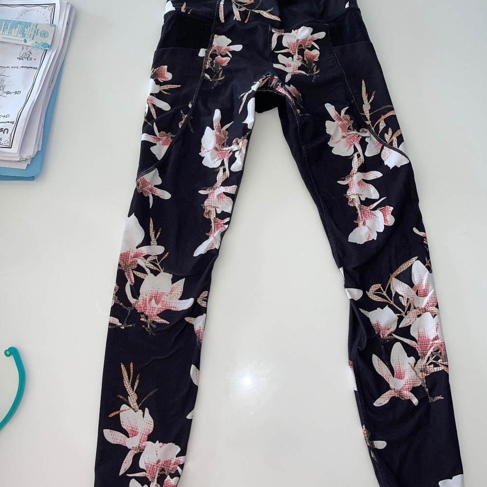 Athleta Magnolia Stash Pocket Salutation